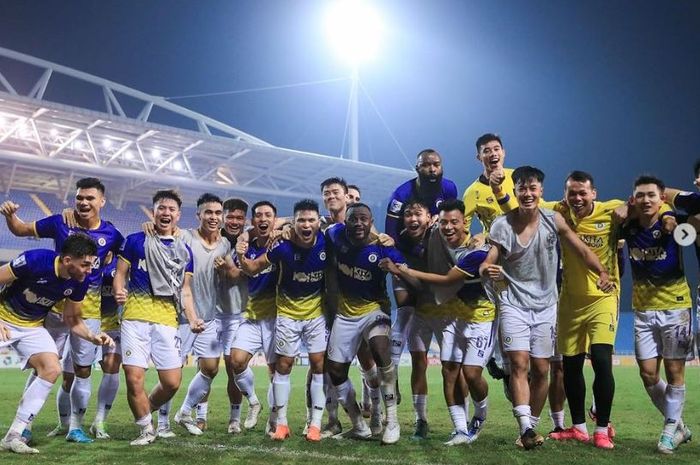 Para pemain Hanoi FC berselebrasi usai berhasil menjadi tim ASEAN pertama yang menaklukkan Urawa Red Diamonds di ajang Liga Champions Asia.