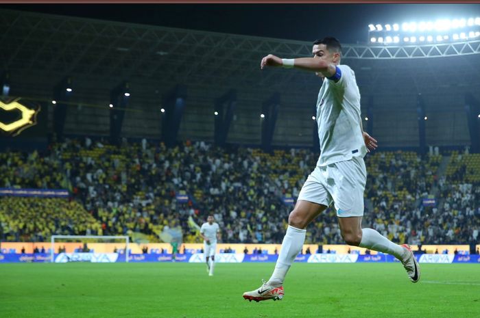 Megabintang Al Nassr, Cristiano Ronaldo, merayakan gol ke gawang Al Riyadh dalam matchday 16 Liga Arab Saudi 2023-2024 di Stadion Al Awwal Park, Jumat (8/12/2023).