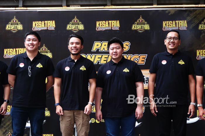 Manajemen klub bola basket Kesatria Bengawan Solo berpose setelah jumpa pers di Solo, Jawa Tengah, 9 Desember 2023. (Ki-ka) General Manager Helmi Bostan, Vice President Bussiness Alvin Reynaldi Setiawan, President Yakub Hasibuan, Founder Andrian Jahjamalik, Commissioner Andra Pasaribu, Vice Presiden