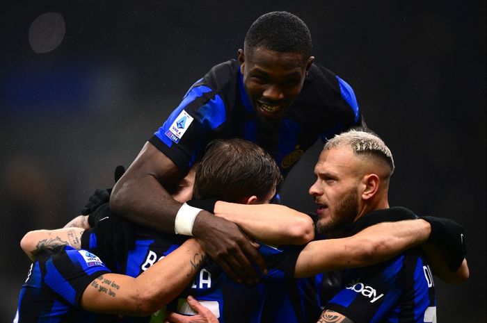 Inter Milan menangi kucing-kucingan dengan Juventus dan merebut kembali puncak klasemen Liga Italia usai kalahkan Udinese 4-0 di San Siro (9/12/2023).