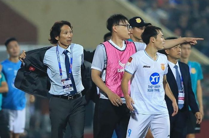 Pelatih CAHN, Gong Oh-kyun (kiri), melepas jasnya ketika terlibat keributan dengan pemain Nam Dinh di Liga Vietnam.
