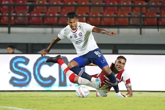 Pemain Arema FC Gilbert Alvares saat menguasai bola dalam laga melawan Persis Solo pada pekan ke-22 Liga 1 2023/2024 yang berlangsung di Stadion Kapten I Wayan Dipta, Gianyar, Bali, Sabtu (9/12/2023).