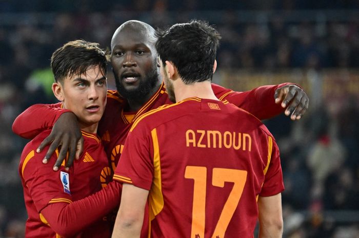 Paulo Dybala (kiri) dan Romelu Lukaku merayakan gol untuk AS Roma dalam duel Liga Italia. Roma mantap masuk ke zona Liga Champions di klasemen Liga Italia.