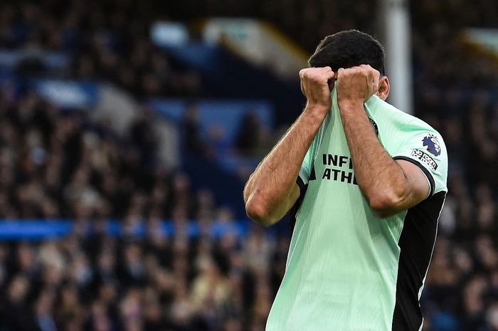 Reaksi Armando Broja saat Chelsea dikalahkan Everton pada duel Liga Inggris di Goodison Park (10/12/2023). The Blues resmi jadi tim terburuk tahun 2023.