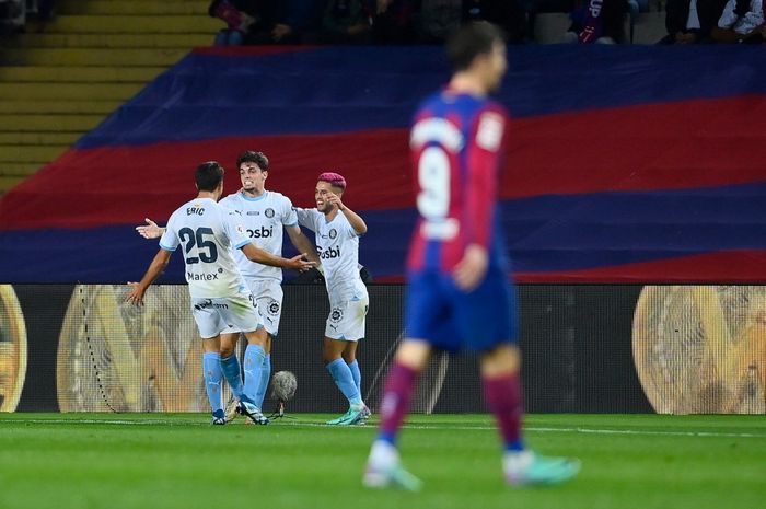 Para pemain Girona merayakan gol Miguel Gutierrez ke gawang Barcelona.