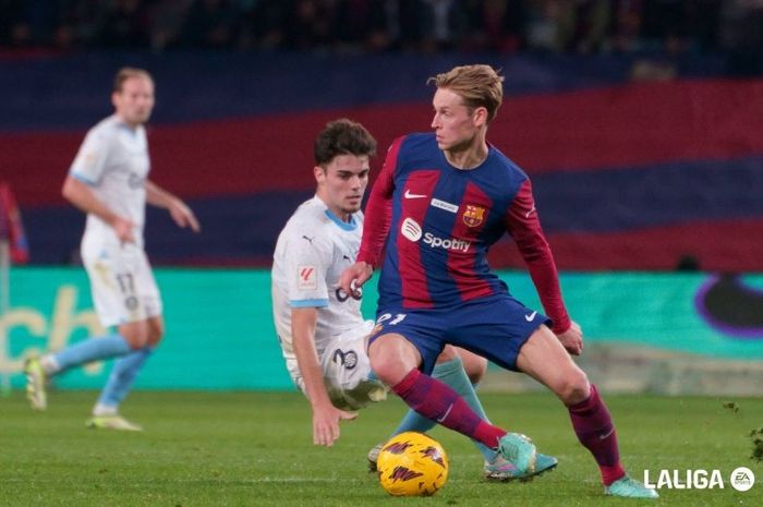 Aksi Frenkie de Jong dalam laga Barcelona vs Girona pada jornada 16 Liga Spanyol 2023-2024 di Estadi Lluis Companys, Minggu (10/12/2023).