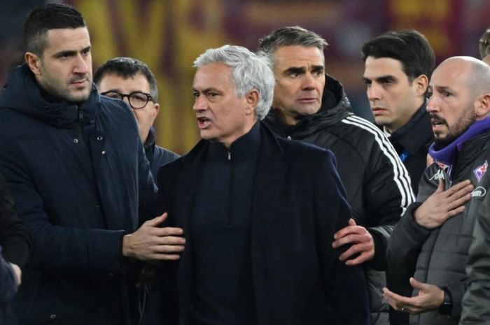 Jose Mourinho saat AS Roma bermain imbang 1-1 dengan Fiorentina pada lanjutan Liga Italia 2023-2024.