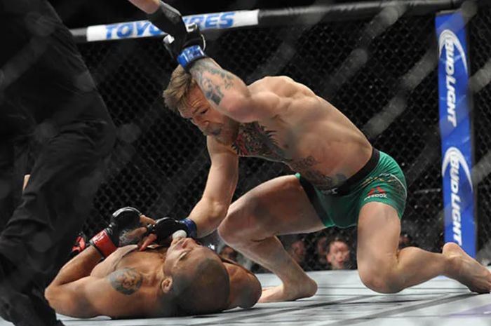 Conor McGregor meng-KO Jose Aldo hanya dalam waktu 13 menit di UFC 194, 12 Desember 2015.