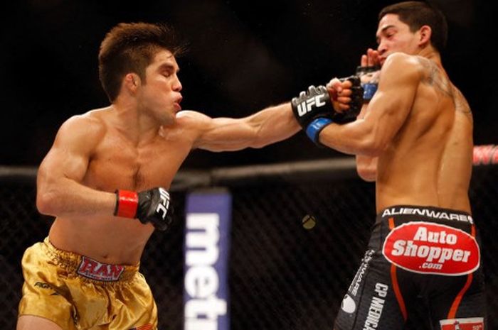 Henry Cejudo (kiri) melakukan debutnya di UFC pada 13 Desember 2014 dengan mengalahkan Dustin Kimura di U.S. Airways Center, Phoenix, Arizona.