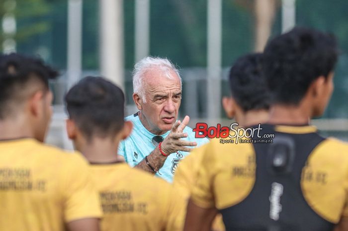 Pelatih Bhayangkara FC, Mario Gomez, sedang memberikan intruksi kepada para pemainnya saat berlatih di Lapangan B, Senayan, Jakarta, Selasa (12/8/2023) sore.