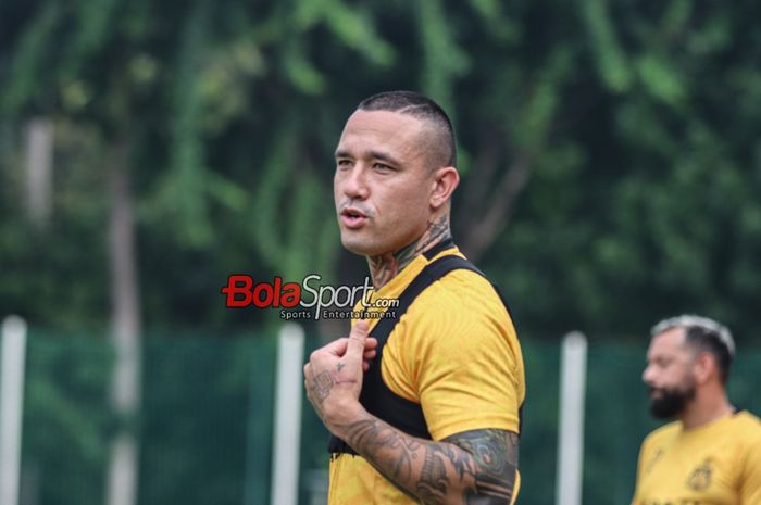 Pemain Bhayangkara FC, Radja Nainggolan, saat hadir dalam sesi latihan di Lapangan B, Senayan, Jakarta, Selasa (12/8/2023) sore.