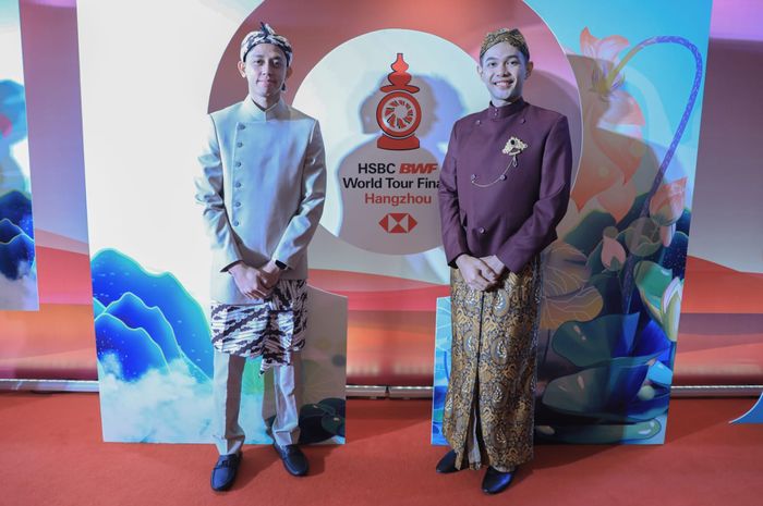 Pasangan ganda putra Indonesia, Fajar Alfian/Muhammad Rian Ardianto, berpose pada gala dinner BWF World Tour Finals 2023 di Hotel Dragon, Hangzhou, China, Senin (11/12/2023).
