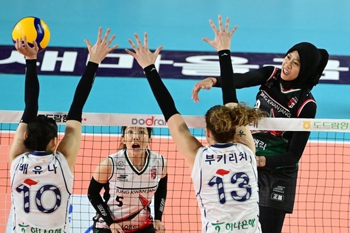 Megawati Hangestri melancarkan spike dalam laga antara Daejeon JungKwanJang Red Sparks versus Gimcheon Korea Expressway Hi-Pass pada Liga Voli Korea 2023-2024, di Chungmu Gymnasium, Daejeon, Korea Selatan, Rabu (13/12/2023)