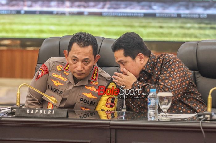 Ketua Umum PSSI, Erick Thohir (kanan), sedang berkomunikasi dengan Kapolri Jendral Listyo Sigit Prabowo di Ruang Rupattama Mabes Polri, Jakarta, Rabu (13/12/2023).