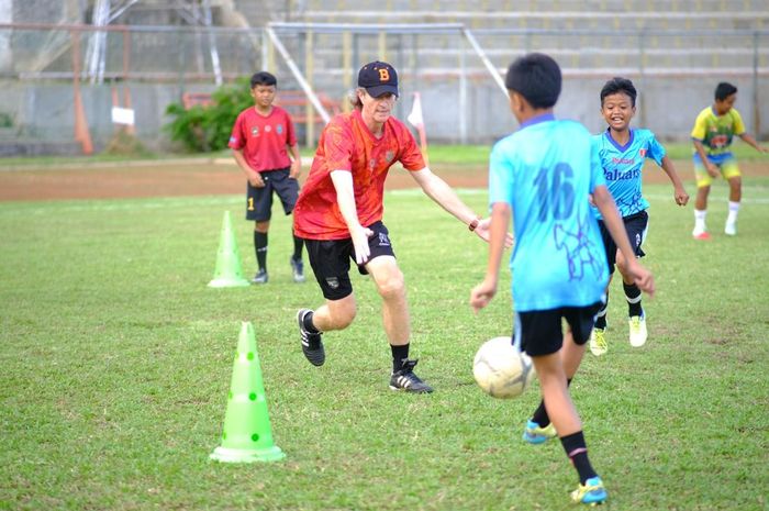 Pelatih Kepala Borneo FC, Pieter Huistra turun tangan memberikan materi pelatihan sepak bola kepada murid-murid dari 15 SSB Bontang pada coaching clinic Pupuk Kaltim Football Day di Bontang (10/12)