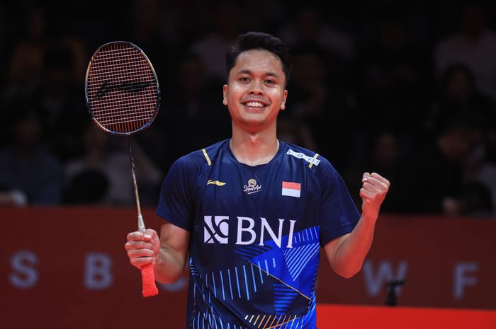 Anthony Sinisuka Ginting berselebrasi usai mengalahkan unggulan pertama Kodai Naraoka pada babak penyisihan Grup A BWF World Tour Finals 2023 di Hangzhou Olympic Sports Centre, Hangzhou, China, Rabu (13/12/2023).