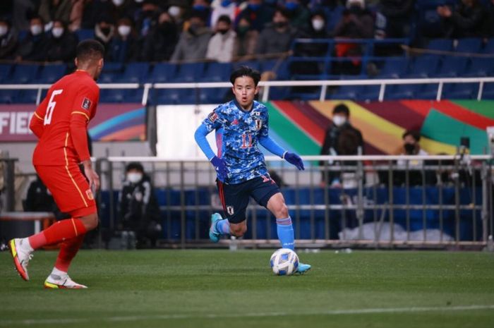 Aksi winger Takefusa Kubo menggiring bola saat memperkuat Timnas Jepang.