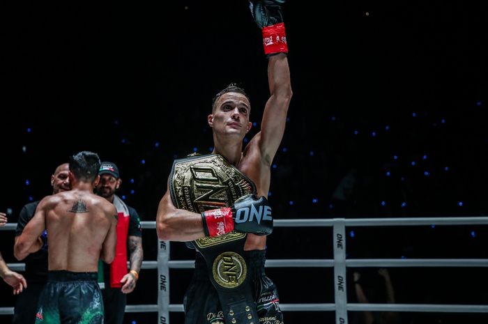 Juara kelas jerami kickboxing ONE Championship, Jonathan Di Bella.