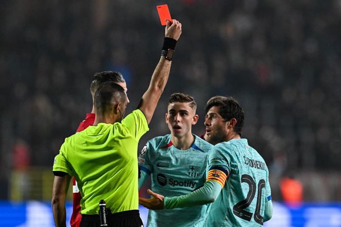 Barcelona sempat dihukum kartu merah untuk Sergi Roberto tetapi kemudian ditangguhkan oleh wasit usai dilakukan pengecekan via VAR.