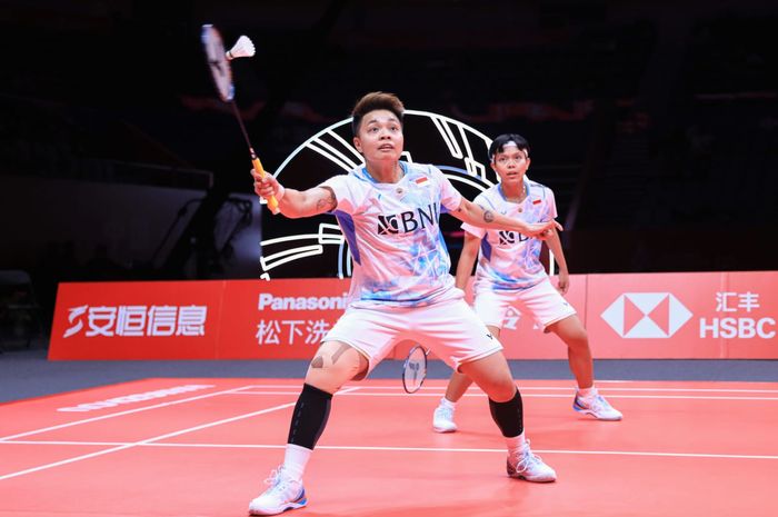 Aksi ganda putri Indonesia, Apriyani Rahayu/Siti Fadia Silva Ramadhanti pada laga pertama penyisihan Grup A BWF World Tour Finals 2023 di Hangzhou Olympic Sports Centre, Hangzhou, China, Rabu (13/12/2023)