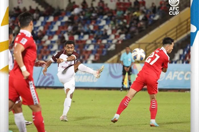 Pemain PSM, Yakob Sayuri mencetak gol ke gawang Sabah FC pada laga terakhir Grup H Piala AFC 2023 di Stadion Likas, Sabah, Malaysia, Kamis (14/12/2023).