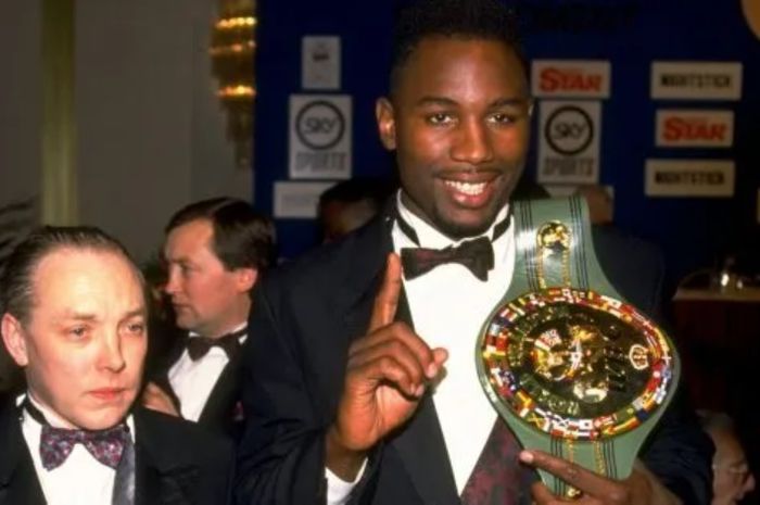 Pada 14 Desember 1992, Lennox Lewis dinobatkan sebagai juara dunia tinju kelas berat WBC dengan sabuk juara yang sempat dibuang ke tempat sampah.