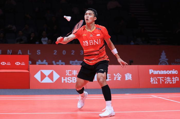 Pebulu tangkis tunggal putra Indonesia, Jonatan Christie, pada laga perdana grup BWF World Tour Finals 2023 di Hangzhou Olympic Sports Centre, Hangzhou, China.
