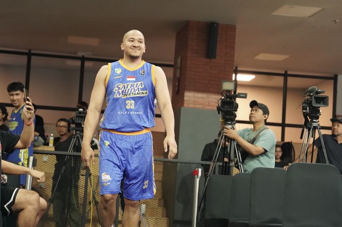 Pemain basket asal tim Satria Muda, Arki Dikania Wisnu saat acara IBL-MEDIA DAY yang diselenggarakan di Kuningan, kawasan Jakarta Selatan, Selasa (12/12/2023).