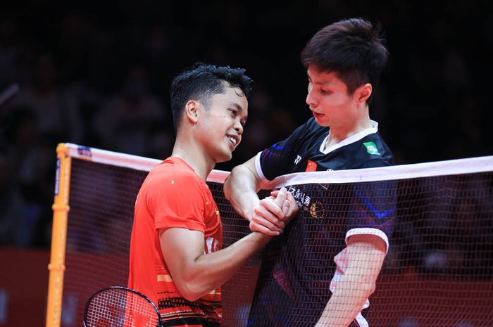 Anthony Sinisuka Ginting bersalaman dengan Shi Yu Qi (China) usai memetik kemenangan pada laga kedua babak penyisihan Grup A BWF World Tour Finals 2023 di Hangzhou Olympic Sports Centre, Hangzhou, China, Kamis (14/12/2023)