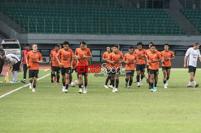 Skuat Persija Jakarta (skuad Persija Jakarta) sedang melakukan sesi latihan di Stadion Patriot Candrabhaga, Bekasi, Jawa Barat, Jumat (15/12/2023).