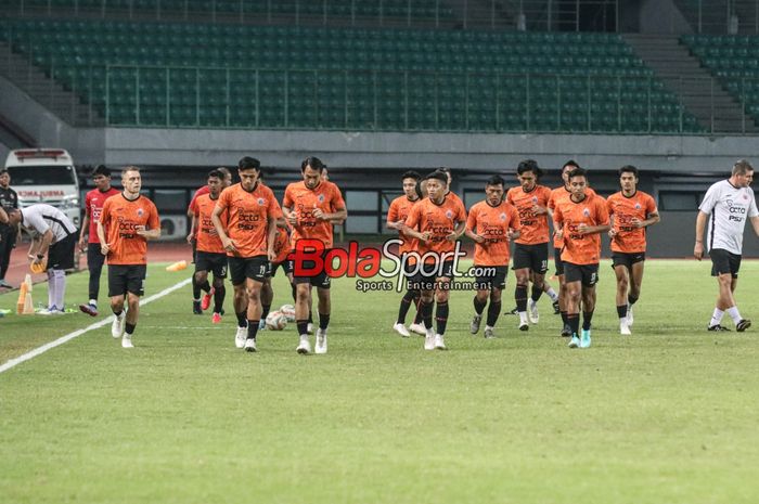 Skuat Persija Jakarta (skuad Persija Jakarta) sedang melakukan sesi latihan di Stadion Patriot Candrabhaga, Bekasi, Jawa Barat, Jumat (15/12/2023).