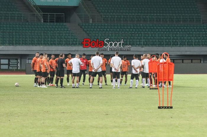 Skuat Persija Jakarta (skuad Persija Jakarta) sedang melakukan briefing saat latihan di Stadion Patriot Candrabhaga, Bekasi, Jawa Barat, Jumat (15/12/2023).
