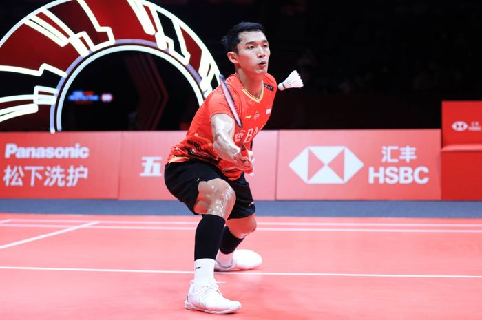 Tunggal putra Indonesia, Jonatan Christie, saat tampil pada laga terakhir fase grup BWF World Tour Finals 2023 di Hangzhou Olympic Sports Centre, Hangzhou, China, 15 Desember 2023.