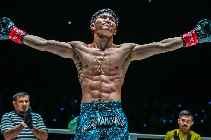 Juara kelas bulu Muay Thai ONE Championship, Tawanchai PK Saenchai, akan mempertahankan sabuk dalam laga melawan Superbon Singha Mawynn di ONE Friday Fights 46 (22/12/2023).