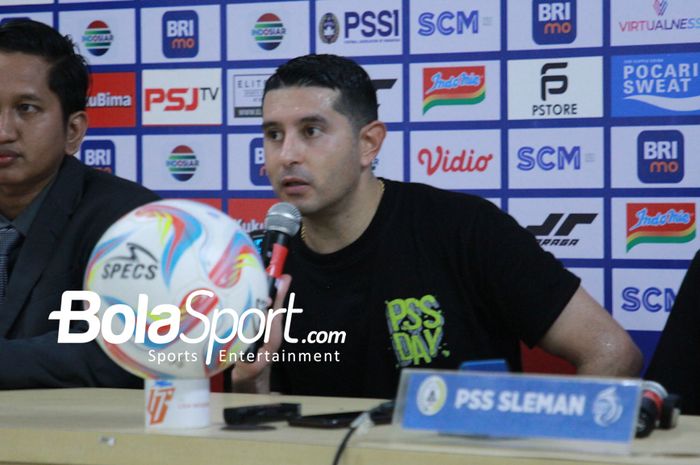 Pemain PSS Sleman Esteban Gabriel Vizcarra (tengah) saat menghadiri Press Conference setelah pertandingan Persija Jakarta vs PSS Sleman
