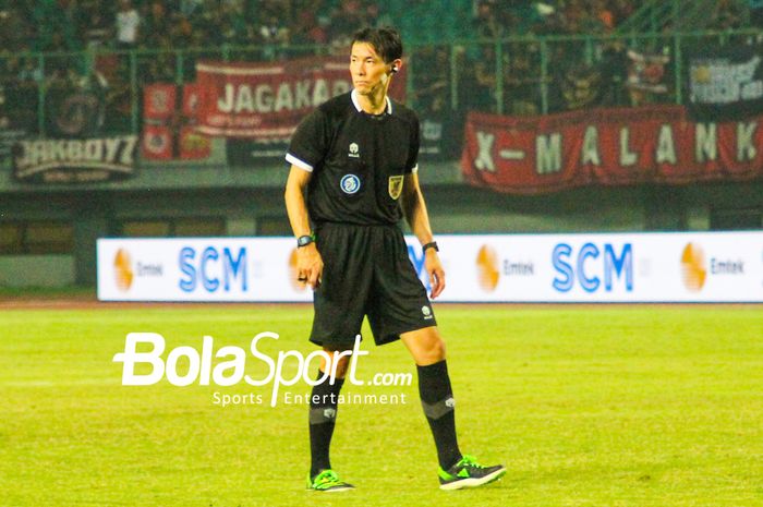 Wasit asal Jepang Futoshi Nakamura saat memimpin pertandingan laga pekan ke-23 Liga 1 2023/2024 antara Persija vs PSS Sleman di Stadion Patriot Candrabhaga, Bekasi, Sabtu (16/12/2023).