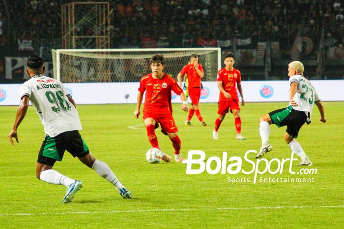 Suasana pertandingan Persija Vs PSS Sleman pada laga pekan ke-23 Liga 1 2023/2024 di Stadion Patriot Candrabhaga, Bekasi, pada Sabtu (16/12/2023).