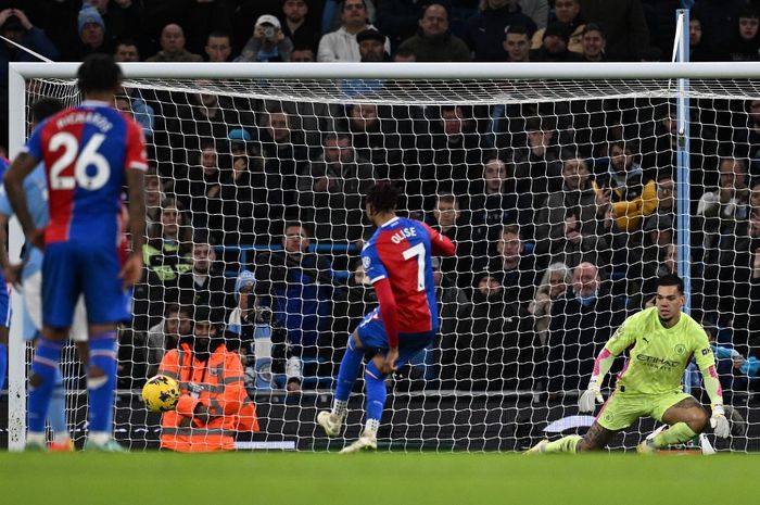 Man City kebobolan gol penyama skor Crystal Palace melalui penalti Michael Olise di menit-menit akhir duel Liga Inggris di Etihad Stadium (16/12/2023).