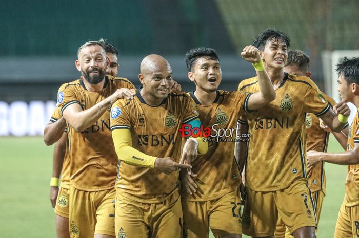 Anderson Salles sedang merayakan gol bersama rekan-rekannya dalam laga pekan ke-23 Liga 1 2023 antara Bhayangkara FC versus Persita Tangerang di Stadion Patriot Candrabhaga, Bekasi, Jawa Barat, Minggu (17/12/2023).