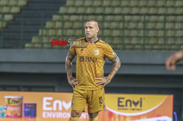 Radja Nainggolan saat bertanding dalam laga pekan ke-23 Liga 1 2023 antara Bhayangkara FC versus Persita Tangerang di Stadion Patriot Candrabhaga, Bekasi, Jawa Barat, Minggu (17/12/2023).