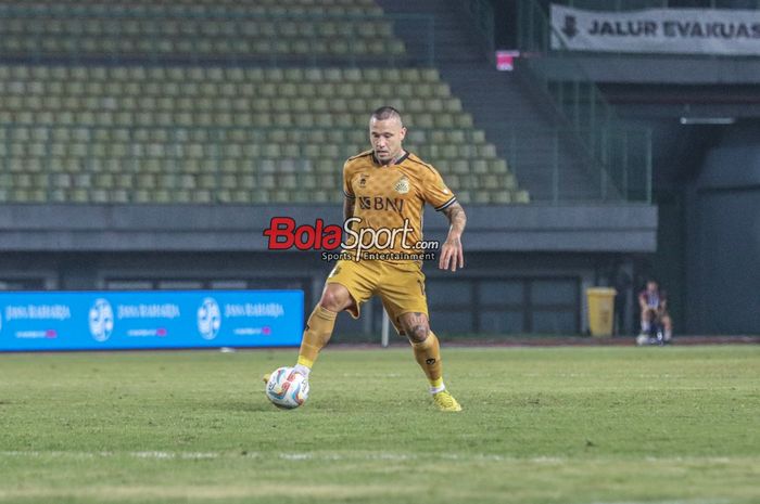 Radja Nainggolan sedang menguasai bola dalam laga pekan ke-23 Liga 1 2023 antara Bhayangkara FC versus Persita Tangerang di Stadion Patriot Candrabhaga, Bekasi, Jawa Barat, Minggu (17/12/2023).