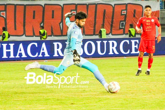 Kiper PSS Sleman Anthony Pinthus saat pertandingan Persija Jakarta vs PSS Sleman di Stadion Patriot Chandrabhaga, Kota Bekasi, Sabtu (16/12/2023)