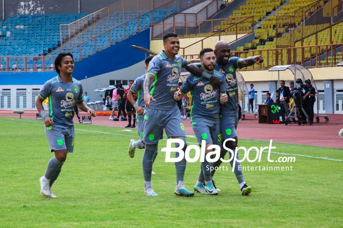 Selebrasi gol para pemain Persebaya Surabaya seusai membobol gawang tim tuan rumah Persikabo 1973 di Stadion Wibawa Mukti, Cikarang, Minggu (17/12/2023)