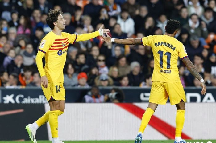 Joao Felix (kiri) dan Raphinha (kanan) merayakan gol untuk Barcelona ke gawang Valencia dalam lanjutan Liga Spanyol 2023-2024 di Stadion Mestalla, Sabtu (16/12/2023).