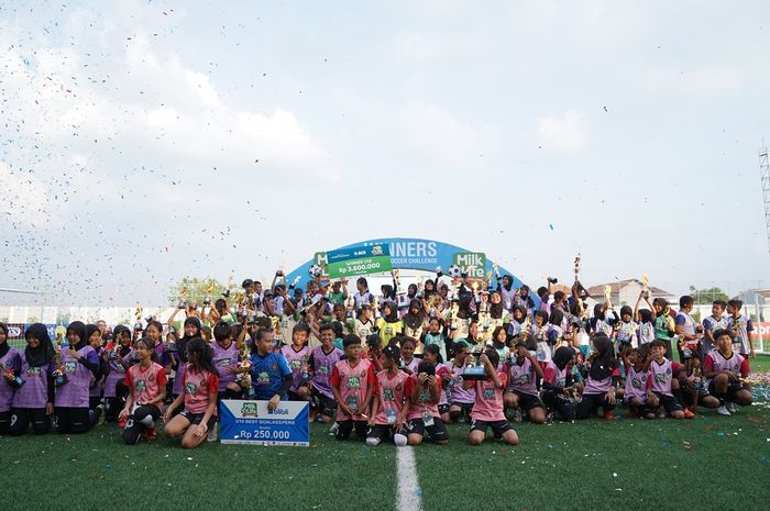 Para pemain berpose setelah mengikuti MilkLife Soccer Challenge 2023 Batch 3 yang selesai diadakan pada Minggu (17/12/2023) di Supersoccer Arena Kudus, Jawa Tengah.