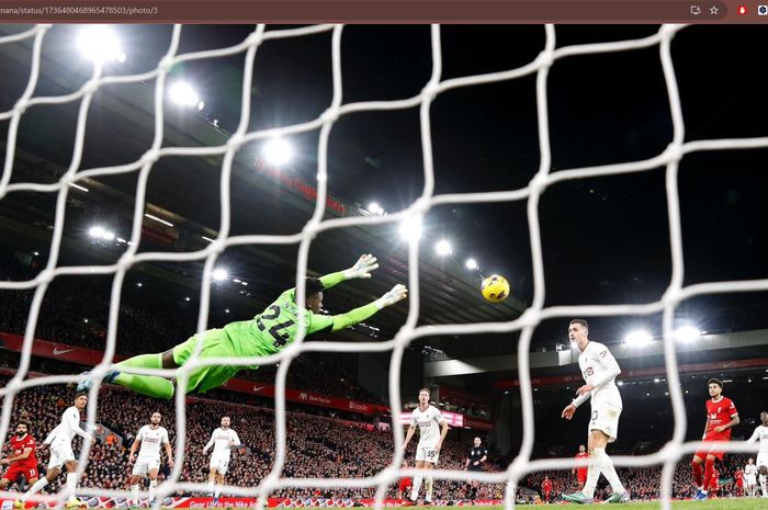 Kiper Manchester United, Andre Onana, melakukan penyelamatan saat melawan Liverpool di Stadion Anfield, Minggu (17/12/2023).