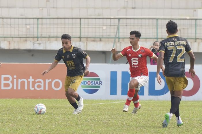 Pertandingan FC Bekasi City (merah) melawan Malut United FC dalam laga terakhir Grup 2 Liga 2 2023-2024, Senin (18/12/2023) di Stadion Singaperbangsa, Karawang.            