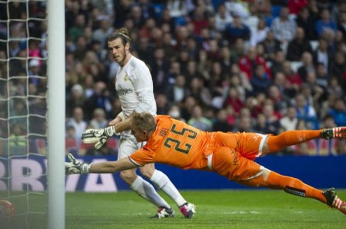 Gareth Bale menjebol gawang Rayo Vallecano untuk membawa Real Madrid menang 10-2 pada pekan ke-16 Liga Spanyol, 20 Desember 2015 di Santiago Bernabeu, Madrid.