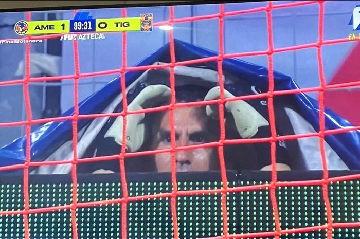 Kiper Tigres asal Argentina, Nahuel Guzman, bertingkah konyol dengan bersembunyi di belakang gawang usai mendapat kartu merah dari wasit.