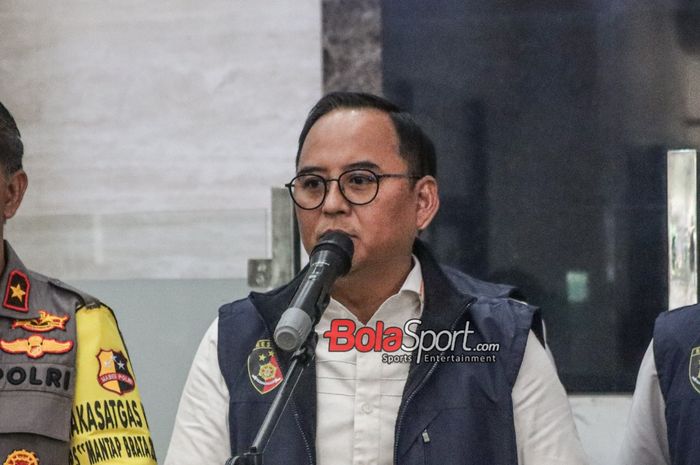 Ketua Penyidik Satgas Anti Mafia Bola Polri Kombes. Pol. Dani Kustoni sedang memberikan keterangan kepada awak media di Lobby Bareskrim Polri, Kebayoran Baru, Jakarta, Rabu (20/12/2023).